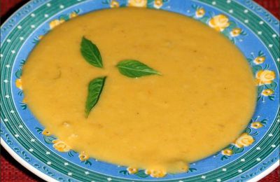 Soupe crèmeuse au blé et légumes à la purée d'amande (vegan)