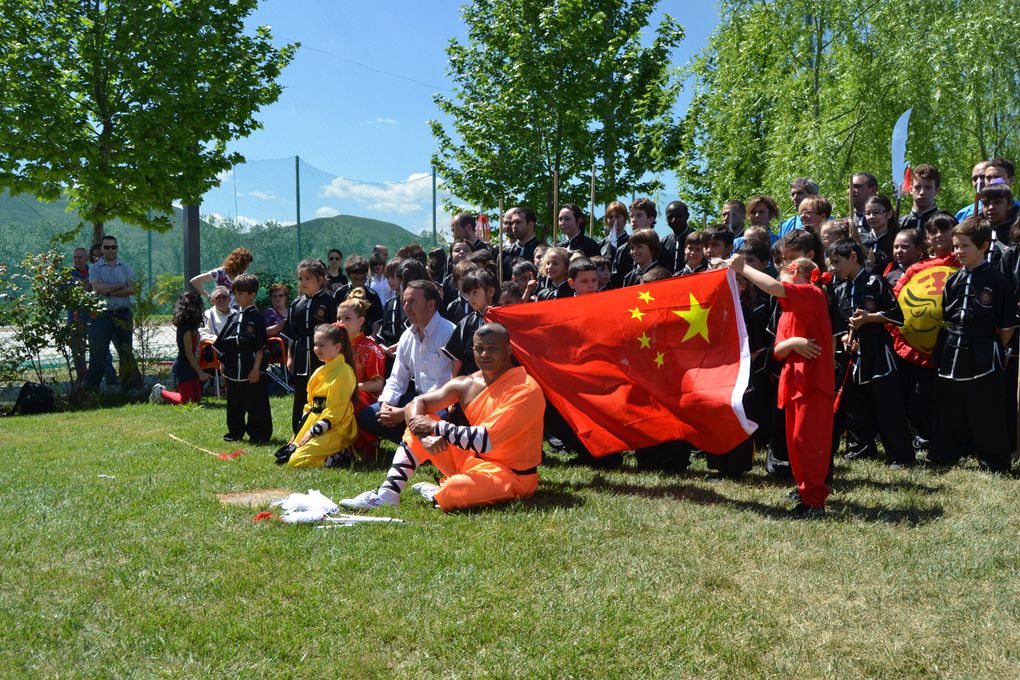 "SEMANA DE LA FAMILIA MOMO SPORTS CLUB" - Equipo Maestra Paty Lee y Maestro Senna ( Kung Fu Momo Sports Club) Gran Exhibición de Artes Marciales China, con Shifu Senna y Shifu Paty Lee. Información sobre Clases de Kung Fu y Tai Chi ; tlf 626992139