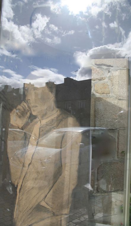 « Vous les avez changés ?...  Mais pourtant…  Que je sois là ou pas !…  A Lézardrieux, qu’est ce que ça change ?…  Non, c’est eux, les changer, eux.  On l’avait dit pourtant…  Sur la place.  C’est jour de marché, j’en ai profité…  Des choux-fleurs, des artichauts et des pommes de terre mais peu importe, là n’est pas le sujet…  Il faut impérativement les changer que je sois là ou pas, je le répète sans cesse. Vous ne m'écoutez pas !! … Plus tard... …  Je vais pousser jusqu’au pont métallique et après je dois m’arrêter sur le port.  Mais changez-les hein !  Je raccroche maintenant, j’y vais. »