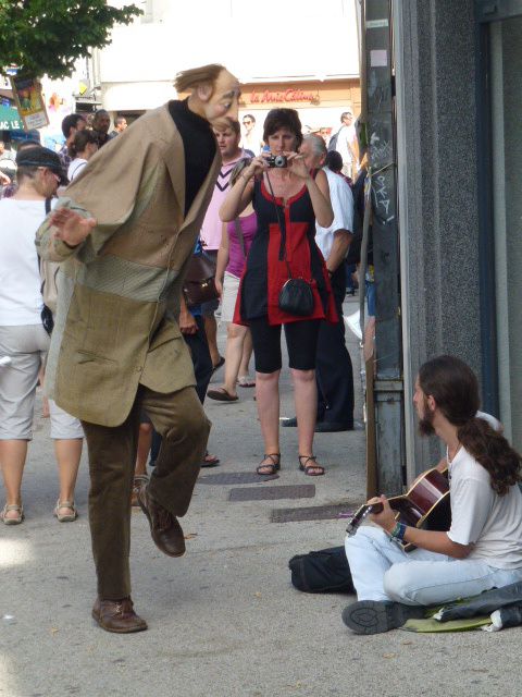 Au festival de théâtre de rue d'Aurillac , rencontres inattendues, poésie, bonheurs, gastronomie. Pas d'âge pour y participer. 