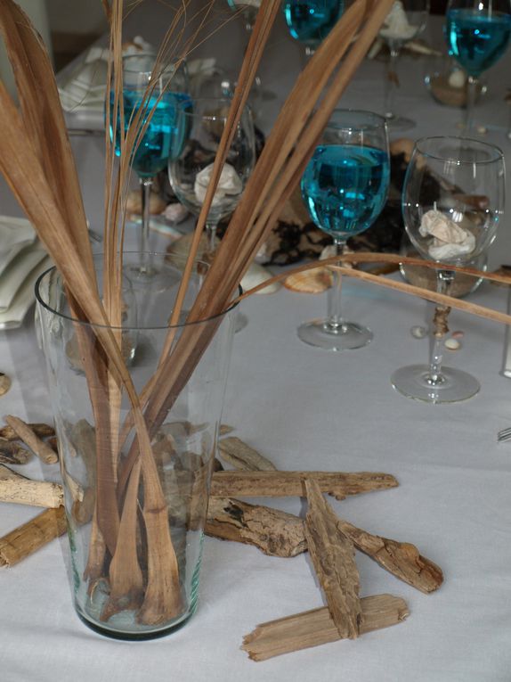 Une table "souvenirs de vacances" réalisée avec ce que la nature nous offre en bord de mer.