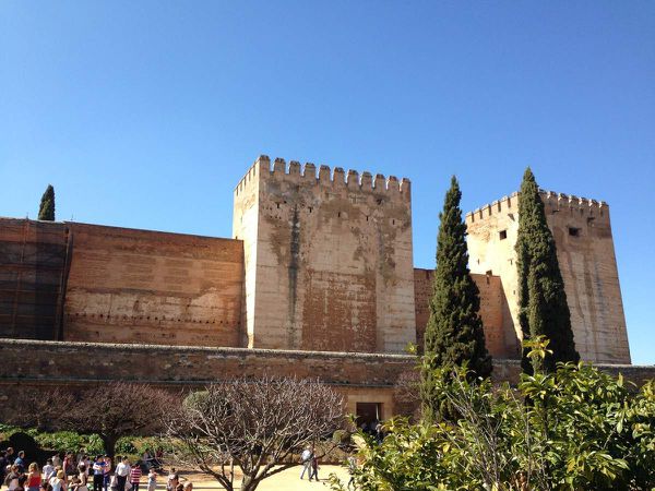 la Alcazaba / el interior de la Alcazaba / Thomas en una defensa de una torre jajaja 