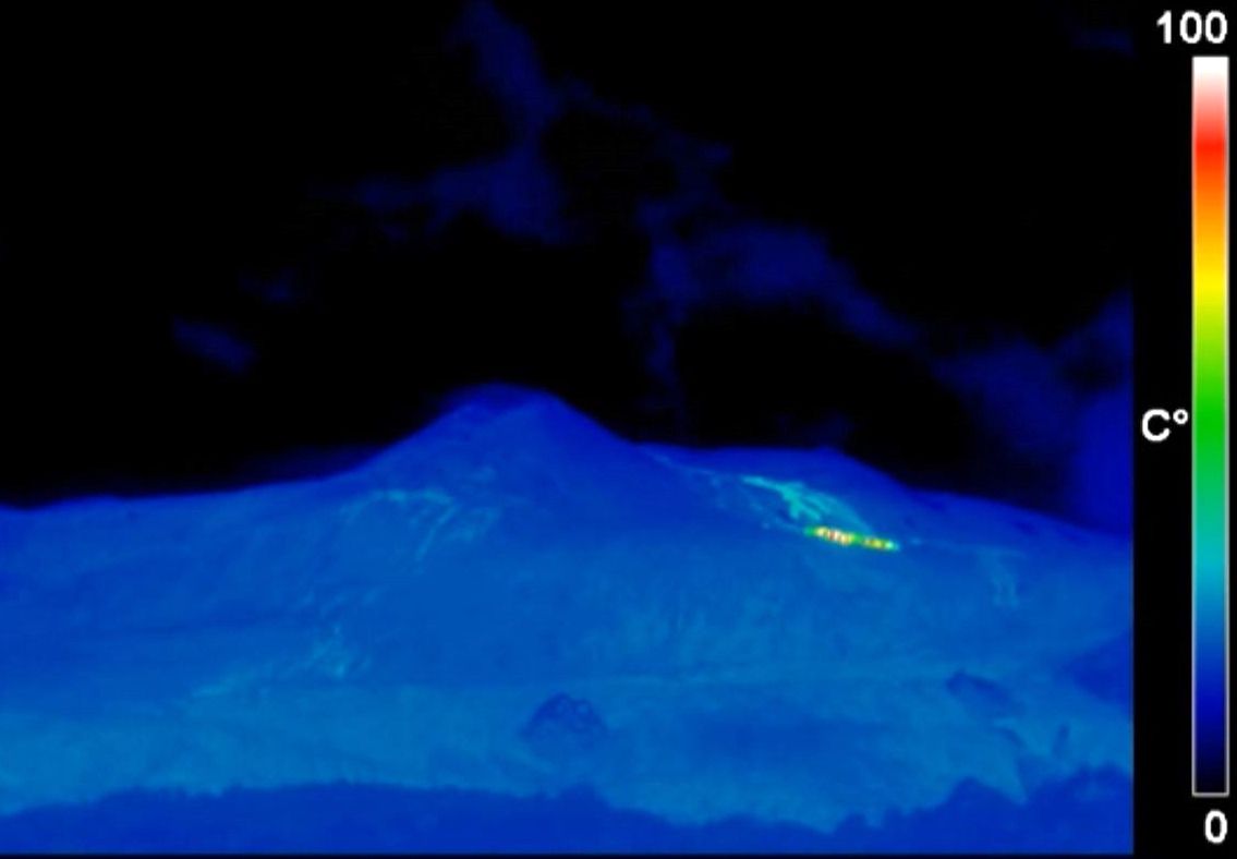  Etna- ouverture d'une bouche éruptive dans le haut de la Valle del Bove - webcam thermique INGV 29.05.20220 06h05  