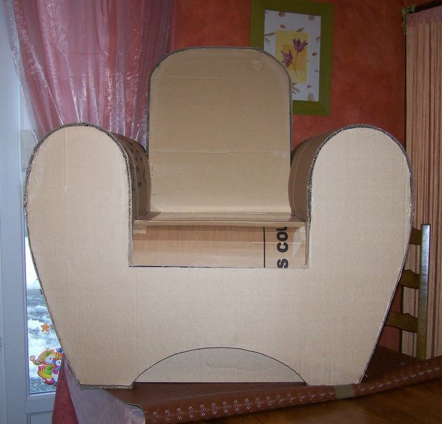 Ce fauteuil tout en carton avec son effet imitation cuir et ses ficelles entrelacées tronera dans mon salon.