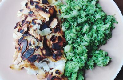 MERLAN PANE AUX AMANDES, ECRASEE DE BROCOLI / Plat du jour