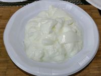 1 - Ciseler le persil et la ciboulette (vous pouvez choisir d'autres herbes à votre goût). Peler, dégermer l'ail et le passer au presse-ail. 