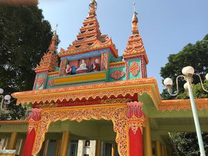 Puis nous quittons le temple par la porte d'honneur .