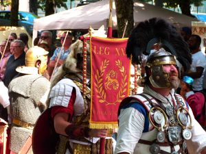 à Autun, un festival de reconstitution historique spécial Empire Romain, des vrais combats de gladiateurs et des manoeuvres de soldats. Impressionnant !