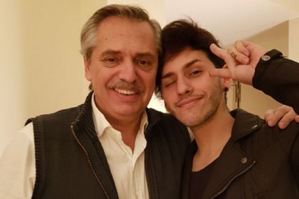 ORGULLOSA RELACIÓN ENTRE PADRE E HIJO