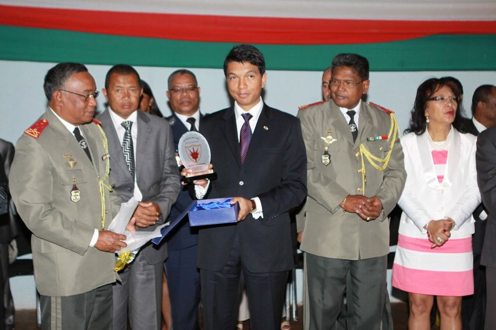 16 octobre 2012. Le Président Andry Rajoelina à l'Académie militaire et offre de dons à la ville d'Antsirabe.