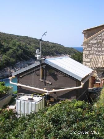 réalisation d'une toiture radiative pour la condensation de vapeur d'eau atmosphérique (rosée naturelle) comme ressource en eau potable, île de Bisevo, Croatie, avril 2005. photos Owen Clus