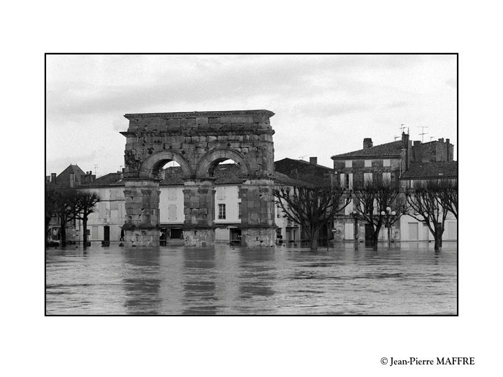 La Charente, fleuve d’aspect très paisible avec ses promenades en gabarre ou sur des embarcations proposées par l’Office du tourisme peut se montrer redoutable lors d’inondations mémorables comme celle de l’hiver 1982.