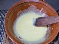 2 - Mettre le four à préchauffer th 5,5 (175°). Faire fondre la pralinoise avec le beurre et la crème au bain marie. Pendant ce temps, battre les jaunes d'oeufs avec le sucre jusqu'à ce que le mélange blanchisse. Incorporer à la préparation aux oeufs la pralinoise fondue, puis la maïzena, bien mélanger.
