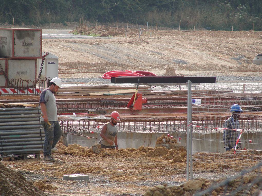 Construction du centre de maintenance à Tours nord, le long du boulevard Abel-Gance et de la rue Daniel Mayer. Ce bâtiment basse consommation d'une capacité de 40 rames de tramway servira à la fois de dépôt et de poste de commande centralisée.