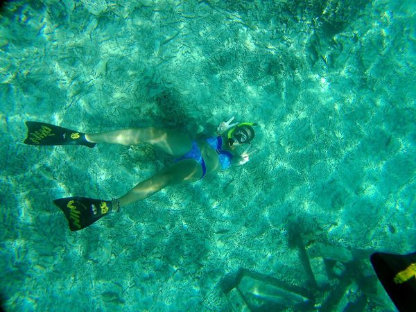 Quelques jours après notre arrivée sur l'île, on s'est laissé tenter par une sortie snorkeling. Les prix sont très attractif (100.000 roupia/6,6€ par tête) avec en tête d'affiche, un arrêt dans la baie des tortues au large de Gili Air ! Parfait, il n'en fallait pas plus pour nous motiver ! Bon j'annonce la couleur, on est très serré dans le bateau, en revanche l'eau est inclus puis de toute façon on n'est pas là pour faire bronzette sur le pont ! En tout, on aura fait trois spots dans la demi-journée et une pause repas sur Gili Méno, repas non inclu. Les fonds ne sont pas extrordinaires par contre les tortues, quant à elles, sont bel et bien présentes!