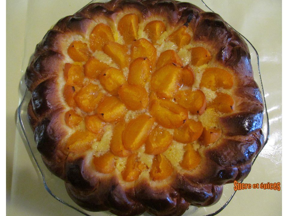 Tarte briochée aux abricots et à la crème d'amandes - Recette en vidéo