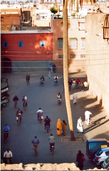 Un petit tour par Essaouira, une excursion dans la vallée de l'Ourika, Rabat et sa nécropole Chella, et enfin Marrakech avec son jardin Marjorelle, sa Ménara, la palais Badii, la palmeraie, la place Jama el Fna, les souks ...