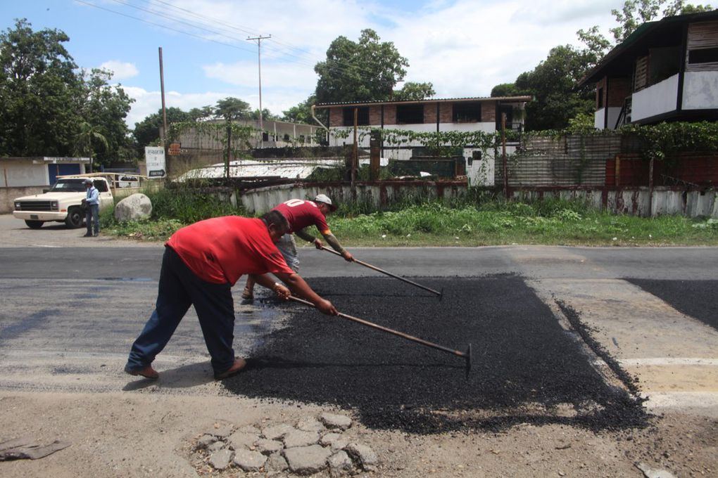 Plan de recuperación vial avanza con la aplicación de 95 toneladas de asfalto en vías públicas de Guacara