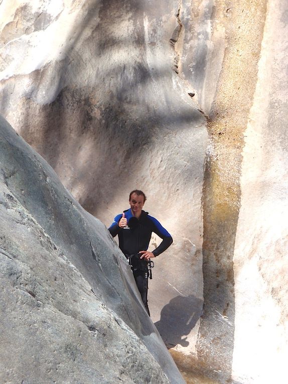 Parcours d'un nouveau canyon (pour nous) à proxilité du château de Fennis. Canyon Merveilleux, un concentré de Chalamy et de Fer. 5h de descente avec clients, nous avons amméliorés les relais.