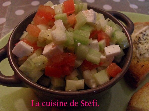 Salade courgette/concombre/tomate/féta.