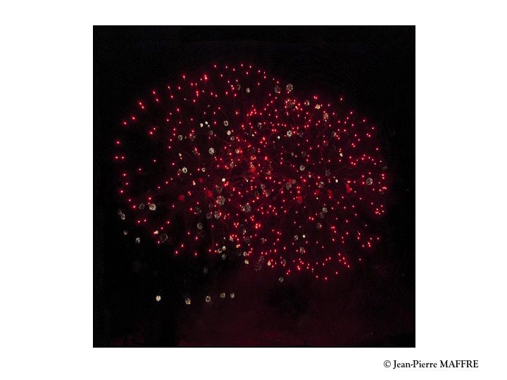 Peindre dans le ciel, l’art le plus grandiose et le plus éphémère qui soit qu’on a la chance de pouvoir le figer grâce à la photo. Paris, 14 juillet 2011.