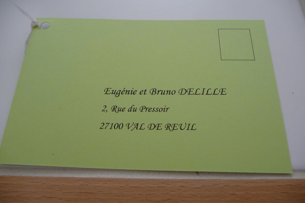 Vous trouverez dans cet album, les faire - part, les boîtes à dragées, les marques place, les menus, la décorations et le lâcher de ballons : tout ce qui a fait de notre mariage un jour inoubliable !