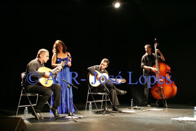 Malgré la pluie, Joana Amendoeira a pu nous enCHANTER avec sa belle voix. Non à l'extérieur sur la Place comme prévu, mas dans une salle de spectacles de la Ville, préparé a la dernière minute et places limitées.