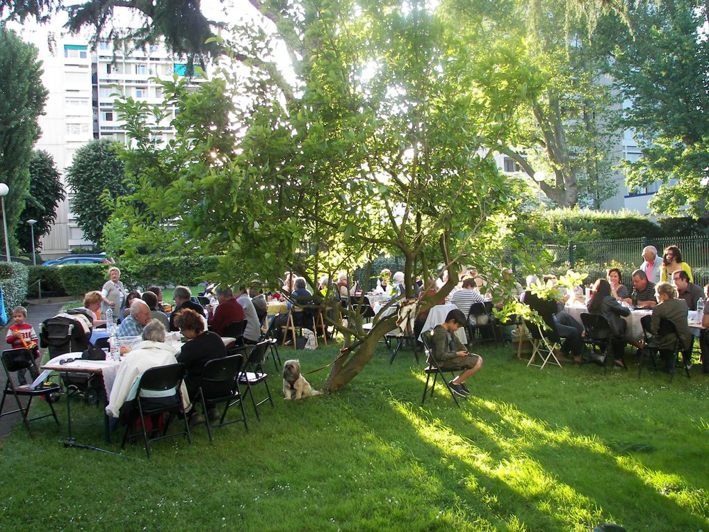 Le repas de notre résidence un soir de 28 mais 2009 avec une cinquantaine de convives