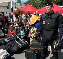 Plus de 650 personnes, dont de nombreux sans-papiers, ont été délogées hier d'un ancien campus de Cachan. Raison officielle: les risques d'incendie.