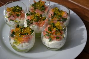 Verrine saumon Boursin avocat et perles de saveurs à la mangue  4💚 3💙💜.