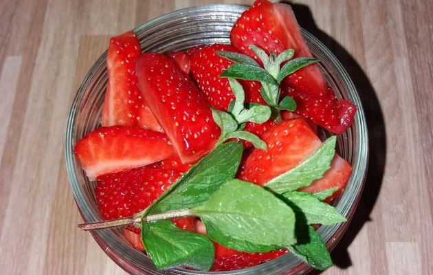 Coulis de fraises et citron vert, menthe et verveine citronnée du jardin