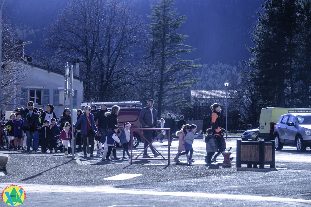 Carnaval des écoles à Saint André les Alpes : un défilé haut en couleur sur le thème des Jeux olympiques.