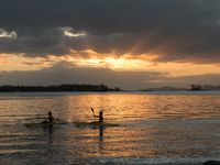 Dernier coucher de soleil avec vue sur Bora Bora et passage de naiades en kayak !