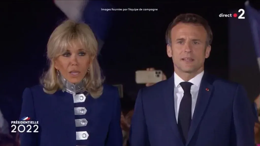 Brigitte Macron a dit ressentir "une immense émotion". Puis elle a affirmé : "on ne s'habitue jamais et c'est un si grand honneur que j'espère en être digne". Celle qui fêtait ses 69 ans dans l'entre-deux-tours a poursuivi en assurant être "prête encore pour cinq ans".