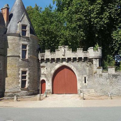 Qui visite Josselin, de ses mollets doit prendre soin.