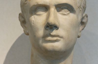 23 octobre 42 avant J.-C. Brutus se suicide 19 mois après avoir assassiné César. 