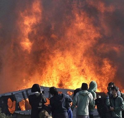 La «jungle» de Calais prend fin dans les flammes