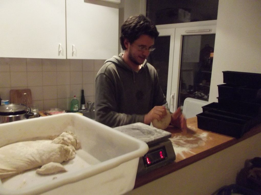 Alors que nous logions à Lille notre hôte nous a fait une petite démo de fabrication de pain au levain naturel ! Merci :)