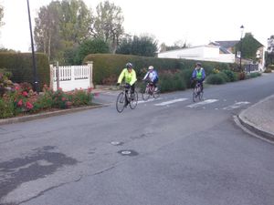 La stèle et l'arrivée du trio qui roule un ton en dessous. 