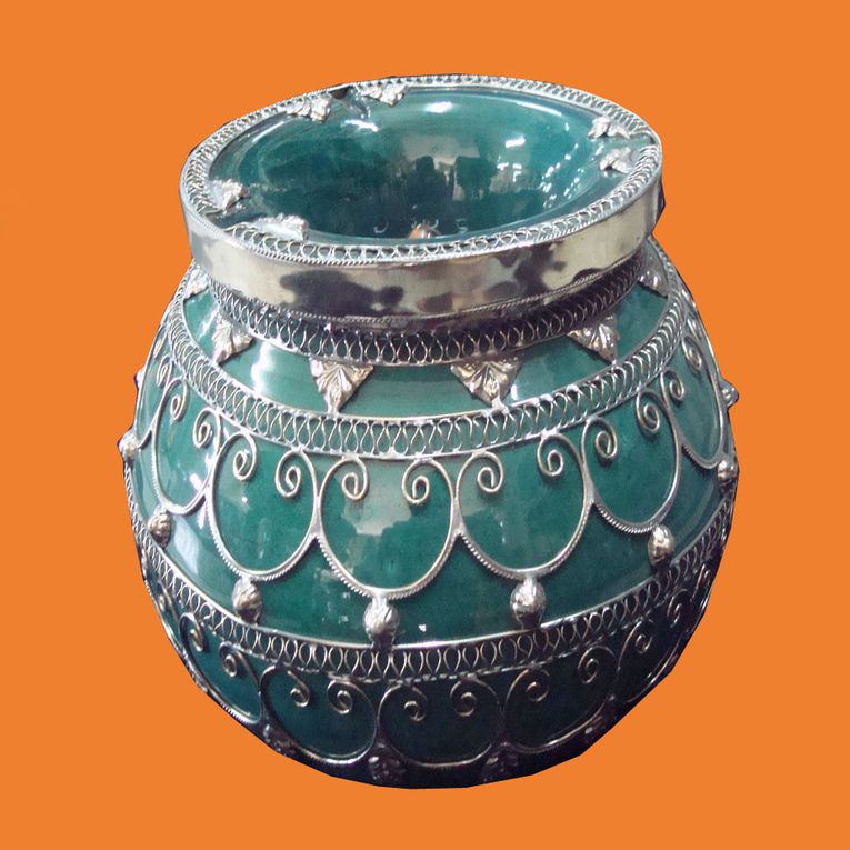 présentation de bijoux marocain , berbere , poterie , lampadaire , tout ce qui est en rapport avec l'artisanat marocain