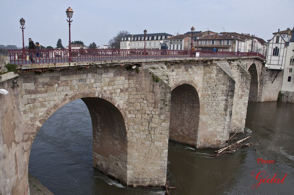 Le  pont des Cieutats ou pont vieux et la chapelle du Bout du pont.