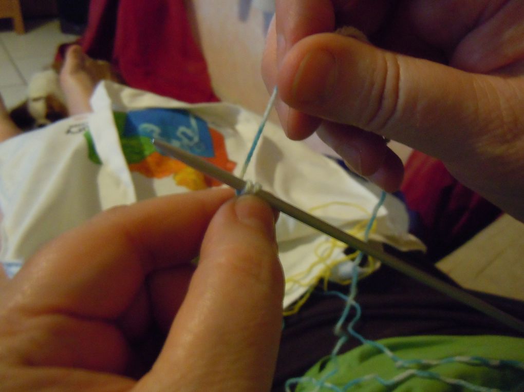 Voici la méthode que j'utilise pour monter les mailles.
Elle permet de monter les mailles en tricotant un premier rang. Mais aussi ET SURTOUT, VOUS PERMET DE MONTER VOS MAILLE DIRECTEMENT EN MAILLE ENDROIT OU ENVERS...
Ainsi, votre base est réguli