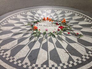 Central Park, dimanche après midi, sur la deuxième photo la mosaïque en l'honneur de Lenon dans la partie du parc appelée Strawberry Field financée par Yoko Ono qui habite toujours à quelques pas dans l'immeuble devant lequel il a été abattu.