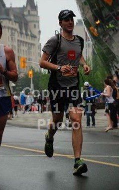 Marathon dans la capitale du Canada, le 29 mai 2011, à travers rues d'Amérique du Nord et monuments.