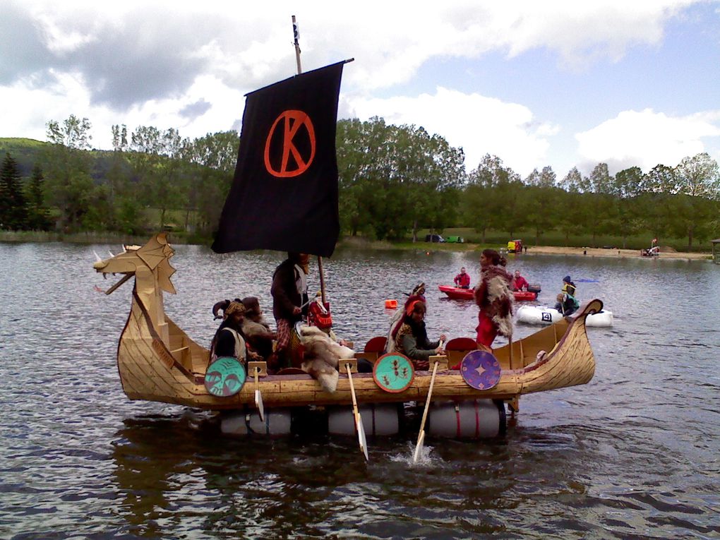 Course de Radeaux sur le lac de Vernoux organisée pour le festival de l'eau 2013.
Le Pari-Drakkar de K'onvoit a obtenu le prix du jury !
K'onvoit ! Toujours ! Envoie ! Du lourd !