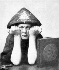 Aleister Crowley, mage, poète, occultiste, excentrique et franc-maçon de la Grande Loge de France.