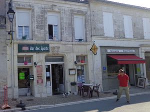 "Demeure du Chapitre" à Louzac St André pour 6 d'entre nous. Accueil sympathique de nos amis anglais, Chris et Ann, disponibles et ouverts.