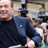 Segrate, Berlusconi sbaglia festa e va dal centrosinistra: "Come si chiama il candidato? Votatelo"