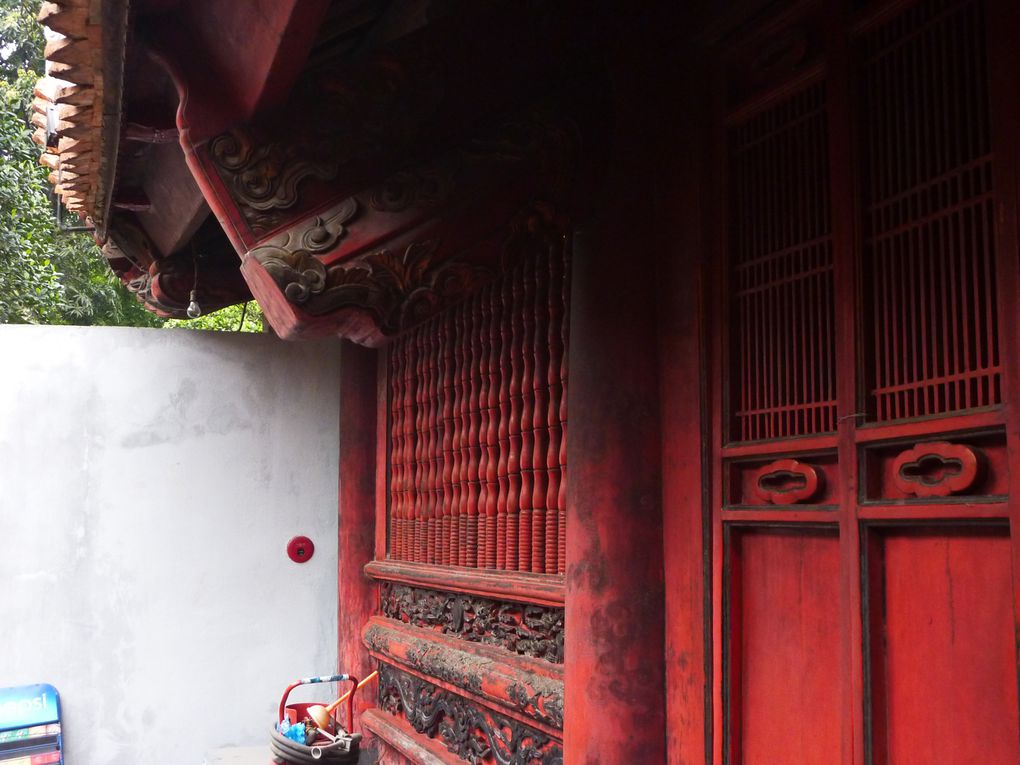 Le trajet depuis la frontiere, long :)
Premieres balades dans la ville grouillante d'Ha Noi
Temple de la Litterature