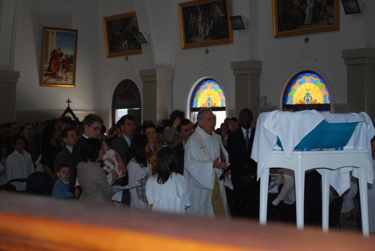 Par ce dimanche de Pâques, deux grands évènements : La messe de Pâques pendant lequel Inès a été baptisé, la chasse aux oeufs dans notre résidence pour Bertille.